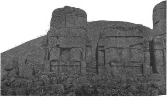 Рис 219 Остатки статуй на восточной террасе Рис - фото 210