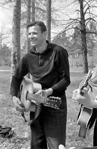 Лев Яшин на отдыхе 1966 г Скульптор Иосиф Чайков у бюста футболиста Льва - фото 10