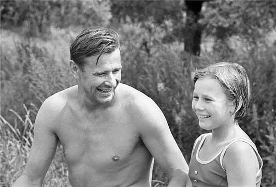 Лев Яшин с дочерью 1969 г Лев Яшин принимает поздравления в честь своего - фото 12