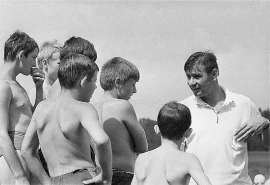 Лев Яшин беседует с юными любителями футбола 1969 г Вратарь московской - фото 14