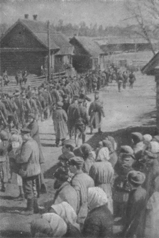 Отряд уходит на операцию Суземский район 1942 г В освобожденном Орле Д - фото 11