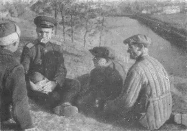 Д В Емлютин с разведчиками 1942 г После первомайского митинга 1942 г На - фото 13