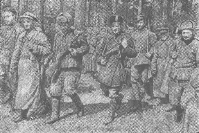 После первомайского митинга 1942 г На марше справа налево комиссар отряда - фото 14