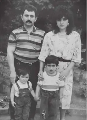Папа мама братик и я 1993 год Моя первая грамота Имя правда - фото 2