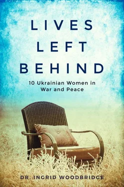 Ingrid Woodbridge Lives Left Behind: 10 Ukrainian Women in War and Peace обложка книги