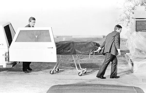 24 января 1984 года После казни тело Теда Банди перевозят в кабинет окружного - фото 31