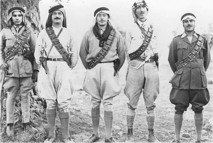 2 Фаузи альКавукджи в центре среди командиров арабского восстания 19361939 - фото 9