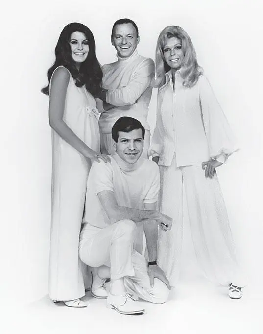 Позируют для обложки рождественского альбома 1968 года T e Sinatra Family Wish - фото 38