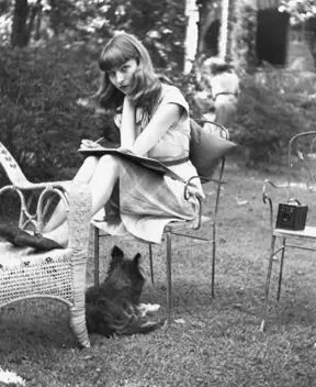 Lurie and her dog Sliver in the backyard of her familys home in White - фото 4
