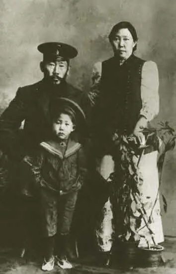 А Е Кулаковский с женой Евдокией Ивановной и сыном Алешей 1915 г Э К - фото 31