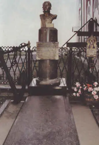 Памятник над могилой адмирала Ф Ф Ушакова в Санаксарском монастыре Фото 1999 - фото 91