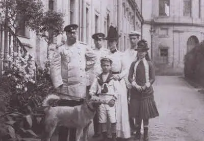Император с семьёй в Гатчине 1886 г Александр III с Марией Федоровной и ее - фото 33
