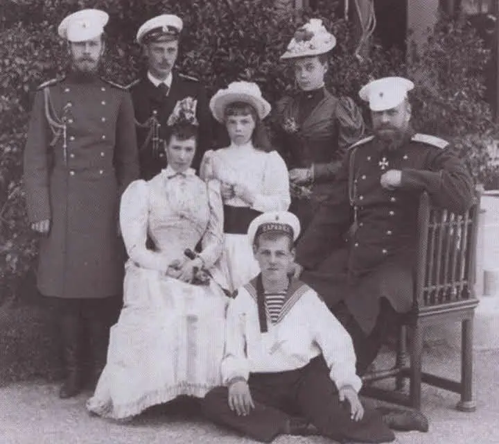 Последняя семейная фотография Слева направо цесаревич Николай великий князь - фото 46