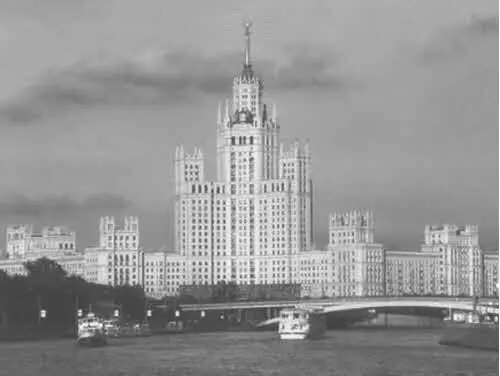 С 1952 года Галина Сергеевна жила в высотном доме на Котельнической набережной - фото 37