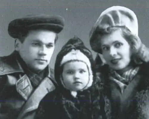 С женой и дочерью Еленой На учебных стрельбах в танковой школе г Стрый - фото 11