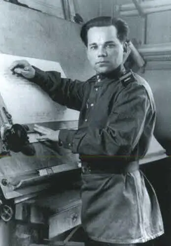 Старший сержант Калашников у чертежной доски 1947 г Начальник - фото 14