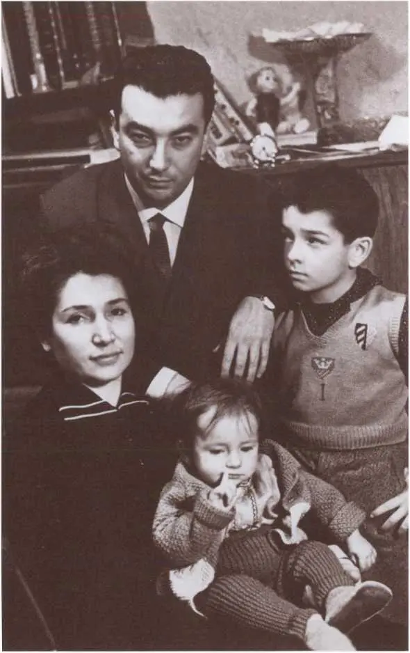 Счастливая семья 1963 г Анна Яковлевна Примакова С сыном в редакции - фото 7