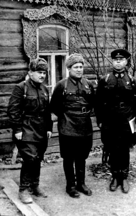 Командование советской 16й армии в деревне Устинове Справа налево начальник - фото 10