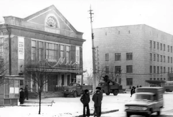 Кинотеатр МИР и городская поликлиника 1975 год Памятник Василию - фото 36