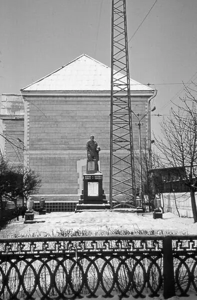 Памятник красноармейцам на железнодорожном вокзале Дом в районе - фото 46