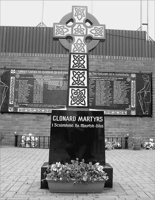 Памятник жертвам межконфессиональных конфликтов в Белфасте Ситуация изменилась - фото 133