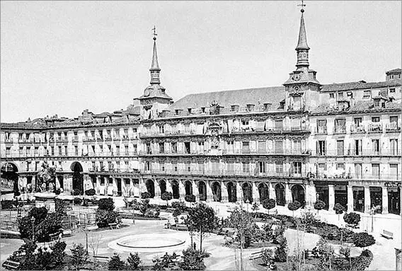 ПласаМайор 1860 Фото J Laurent В следующем столетии публичные массовые - фото 22