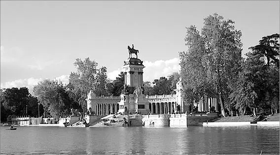 Вид на памятник Альфонсо XII Раньше в центре пруда находился остров с театром - фото 45