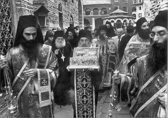 Монахи выносят пояс Богородицы Пояс состоит из трех частей и для большей - фото 77