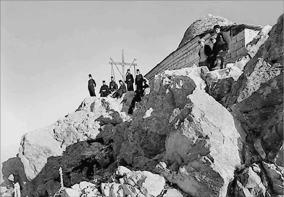 Монахи на пике горы Афон Фото 1935 г Чудотворным вмешательством иконы - фото 89