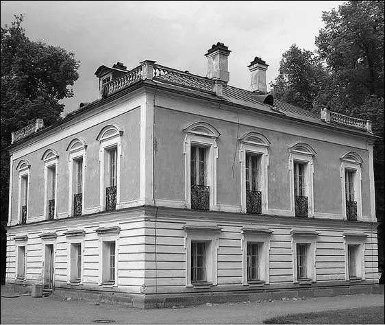 Дворец Петра III О жизни в этих местах и судьбах Романовых особенно напоминают - фото 9