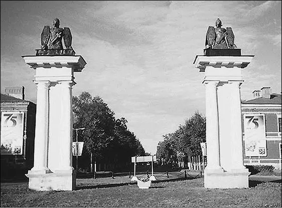 Ингенбургские ворота В городе возведен мемориал на месте казни в 1942 г - фото 59