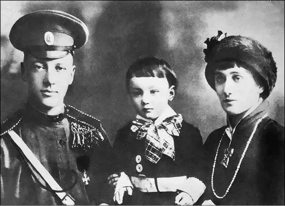 Анна Ахматова и Николай Гумилев с сыном Львом Фото 1910х гг Анна - фото 140