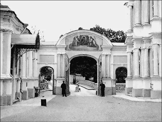 У Благовещенских ворот АлександроНевской лавры Фото начала XX в Святитель - фото 27