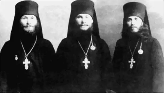 Слева направо иеромонах Лев Егоров иеромах Гурий Егоров архимандрит - фото 28