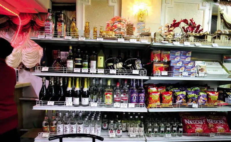 СВЕРХУ Алкогольные напитки продаются в супермаркете На фото вы можете увидеть - фото 56