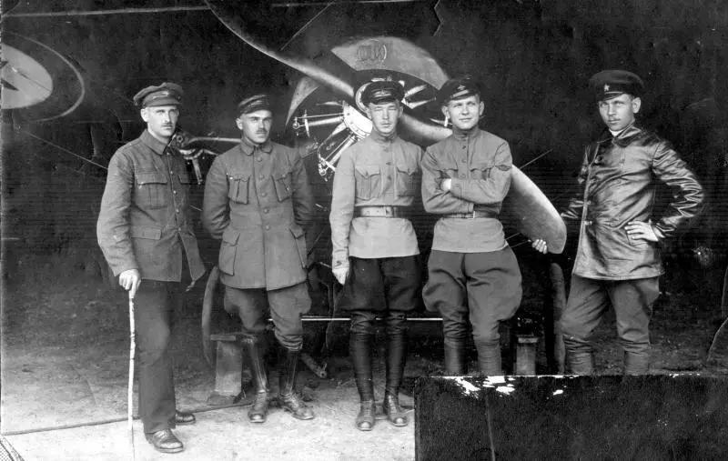 Курсанты у самолета 1924 г И эта Кача всё больше и больше захватывала мое - фото 11