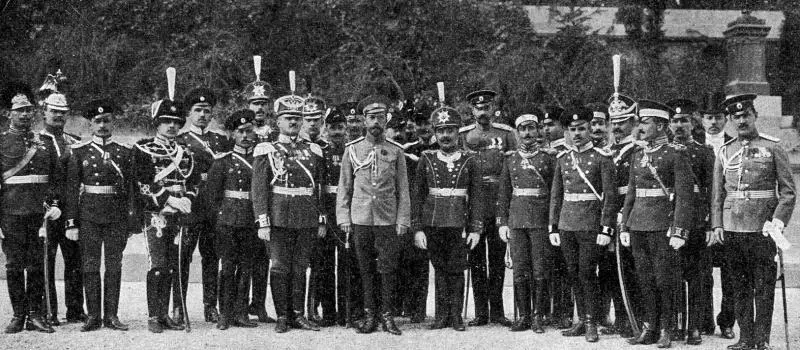 Николай II среди летчиков первого выпуска офицерской школы авиации Крым 1911 - фото 12