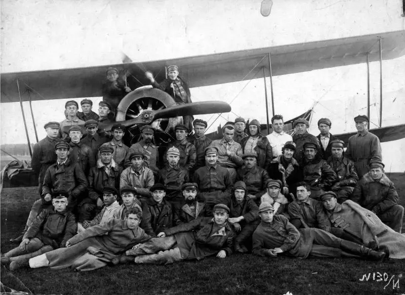 А это уже мои сверстники и однокурсники Вместе с нами сфотографировались и - фото 19
