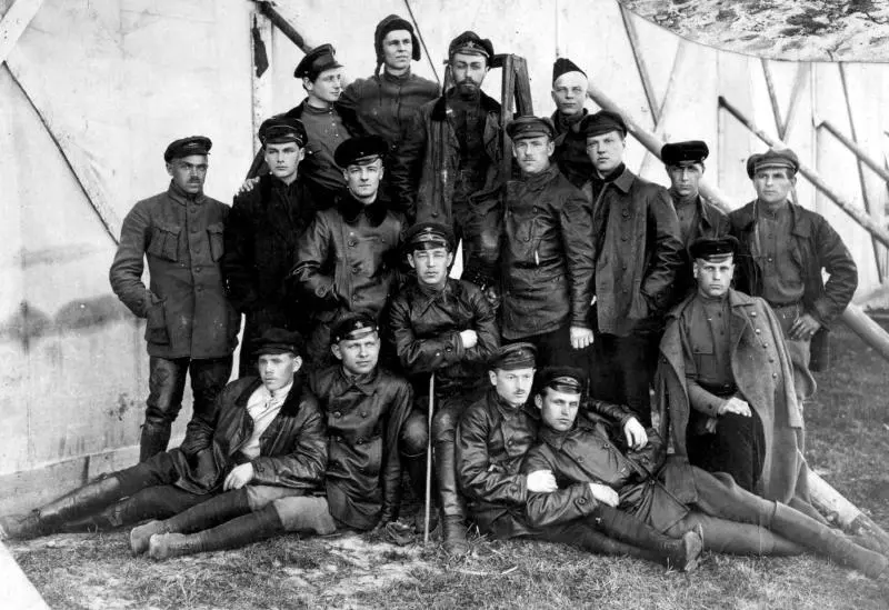 1928 год Летчики на аэродроме Основная работа с читателями проходила - фото 21