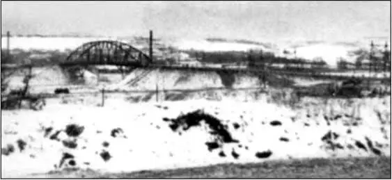Автогужевой мост у г Яхрома Снимок сделан немецким фотографом 28 ноября 1941 - фото 12