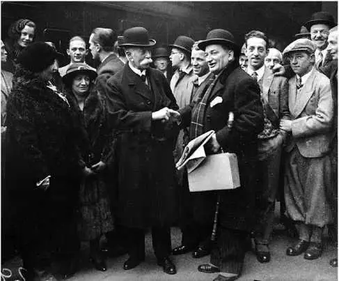 1932 год вокзал Виктория в Лондоне Глава Футбольной Ассоциации сэр Фредерик - фото 8