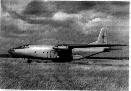 Рис 23 Военнотранспортный самолет Ан8 с двигателями АИ20Д Рис 24 - фото 22