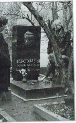 Сергей блондин справа и группа комсомольцев возлагают цветы на могилу Конона - фото 8