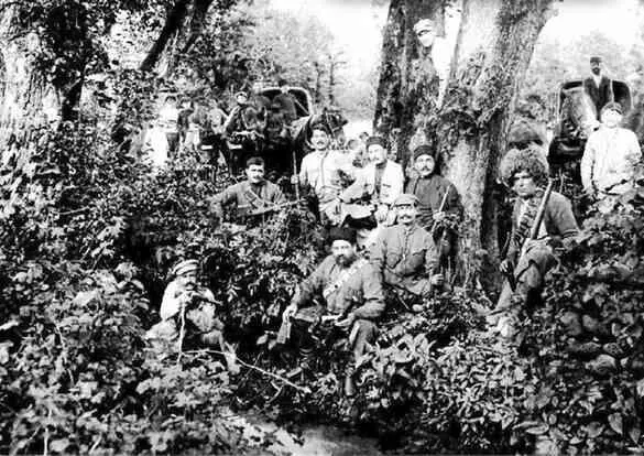 Лидеры августовского 1924 года восстания в Грузии Военный отряд и жители - фото 21