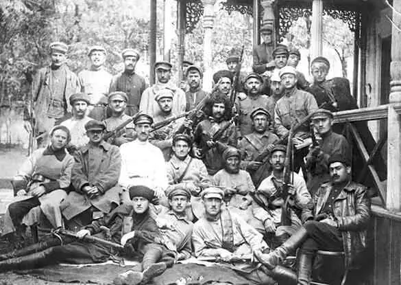 Военный отряд и жители Манглесии после подавления антисоветского восстания - фото 22