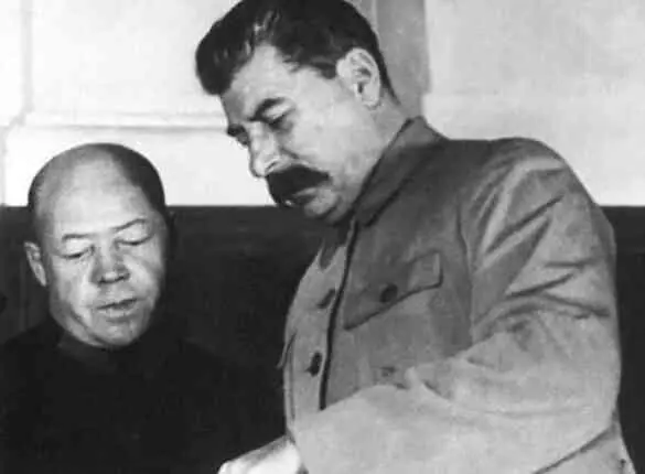 Иосиф Сталин справа с личным помощником более 20 лет и заведующим особым - фото 188
