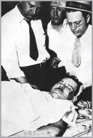 THE BODY AT THE MORGUE The next afternoon around three I was sitting in my - фото 14