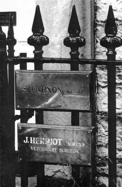 The brass plates outside Skeldale House announcing S Farnon and J Herriot - фото 10