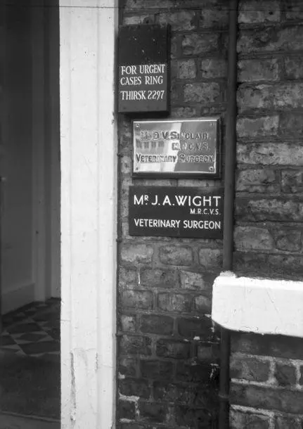 The brass plates outside 23 Kirkgate announcing Mr D V Sinclair and Mr J - фото 9