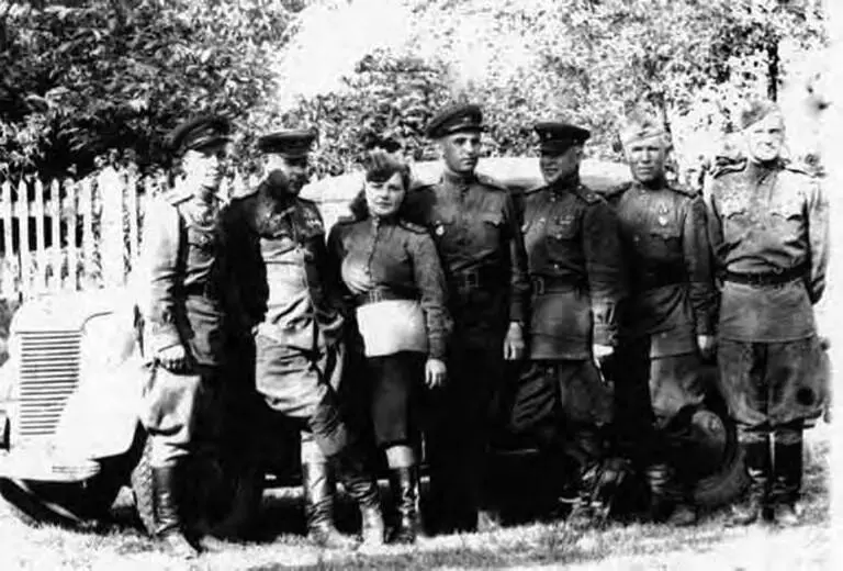 Группа военнослужащих в центре Оля 9 мая 1945 г Во время боев за Берлин была - фото 103